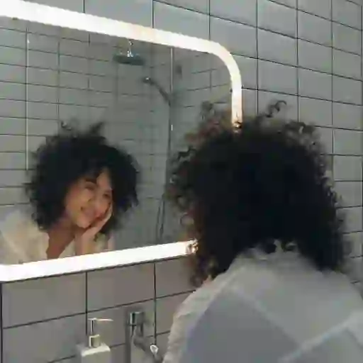 看着镜子里的头发