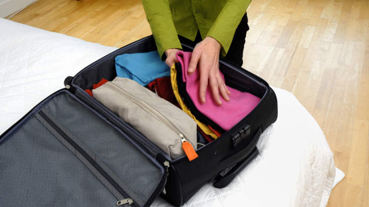 收拾的东西你的行李箱，以帮助控制慢性荨麻疹，而旅行。