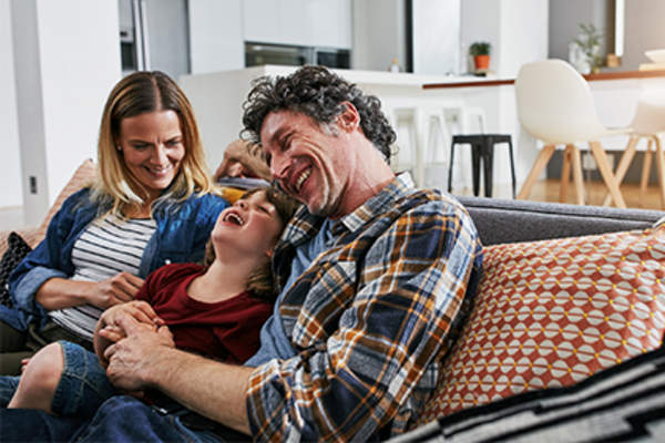 幸福的家庭在家里。