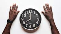 摆在桌子上的手臂围绕着时钟