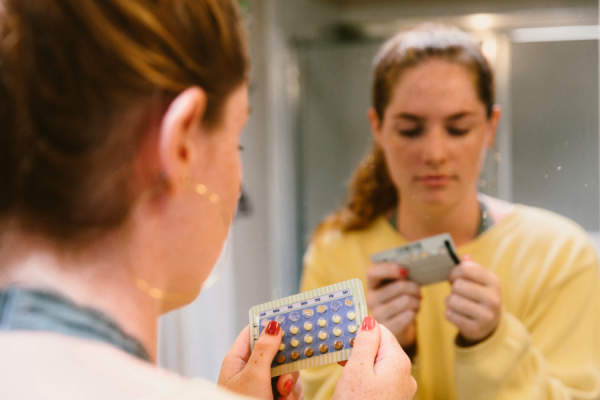 女人在服用避孕药的镜子