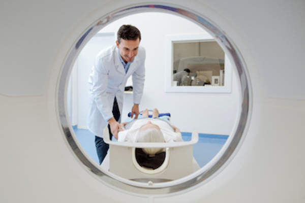 MRI前医生与患者交谈