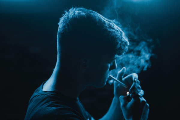 年轻人吸烟香烟