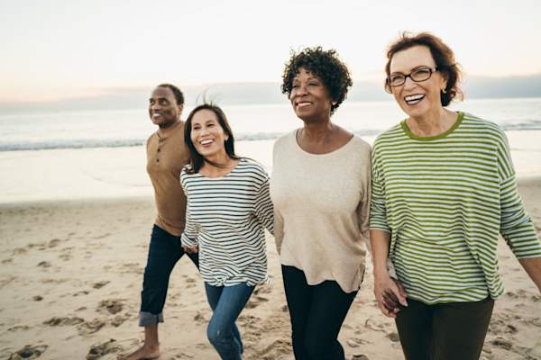 高级女装走在沙滩上的组