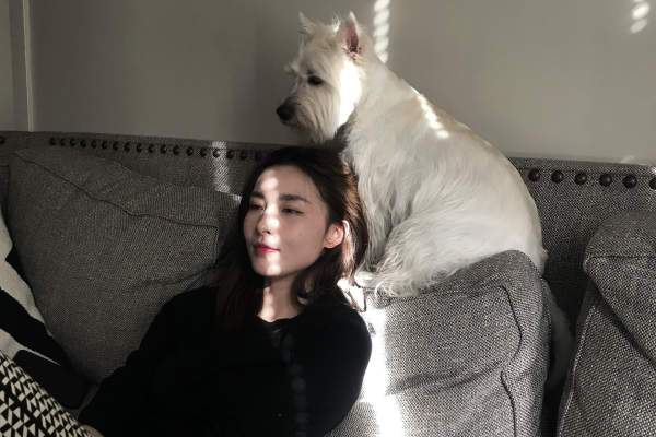 女人和狗放松沙发上