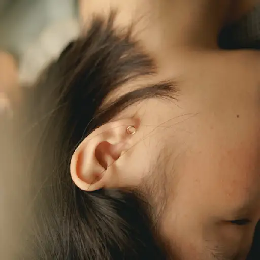 女人睡觉,耳朵可见