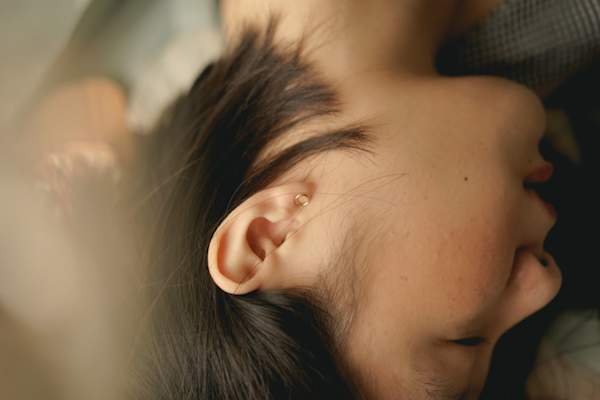 女人睡觉,耳朵可见
