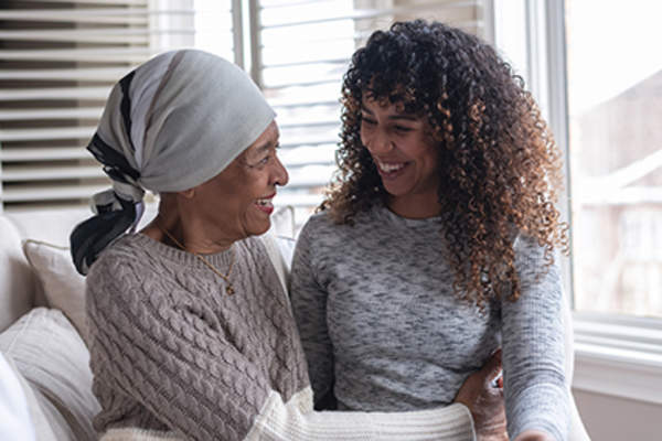 母亲与癌症和她的女儿。