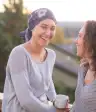 一位裹着头巾与癌症抗争的妇女在门廊与她的姐姐交谈
