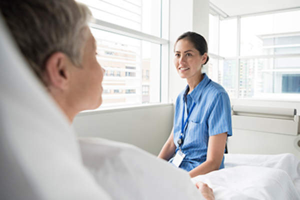 护士和病人在医院的病房里。