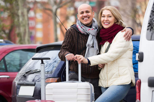 成熟的夫妇准备行程。