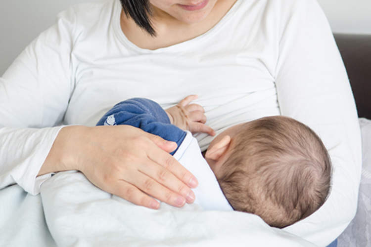 母亲给婴儿喂奶。