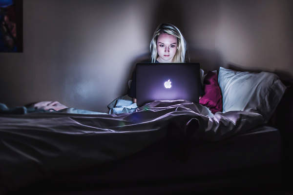 睡眠剥夺了女人熬夜在她的笔记本电脑上