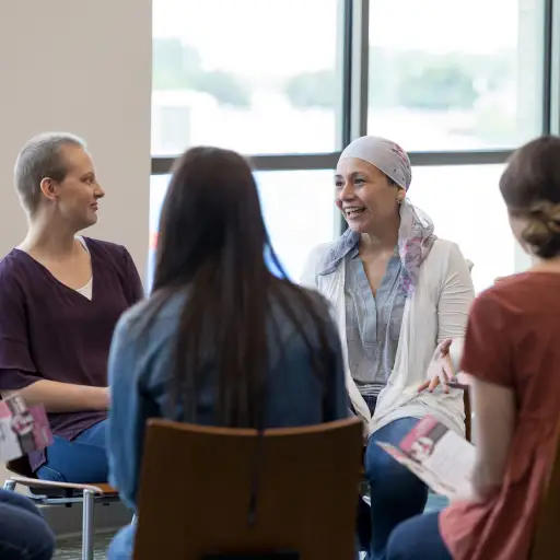 一群妇女参加了癌症支持小组