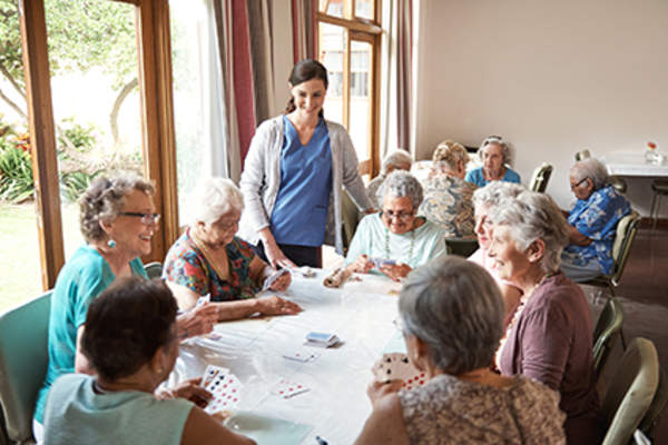 老年人在养老院打牌。