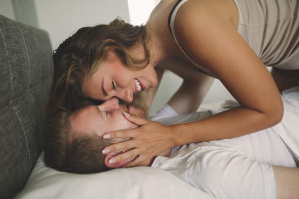 在床上的情侣接吻
