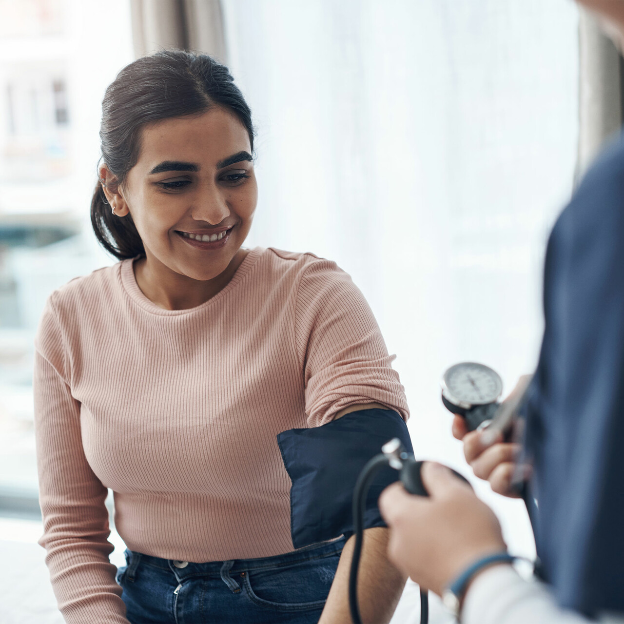 一个女人得到护士吸收的血压