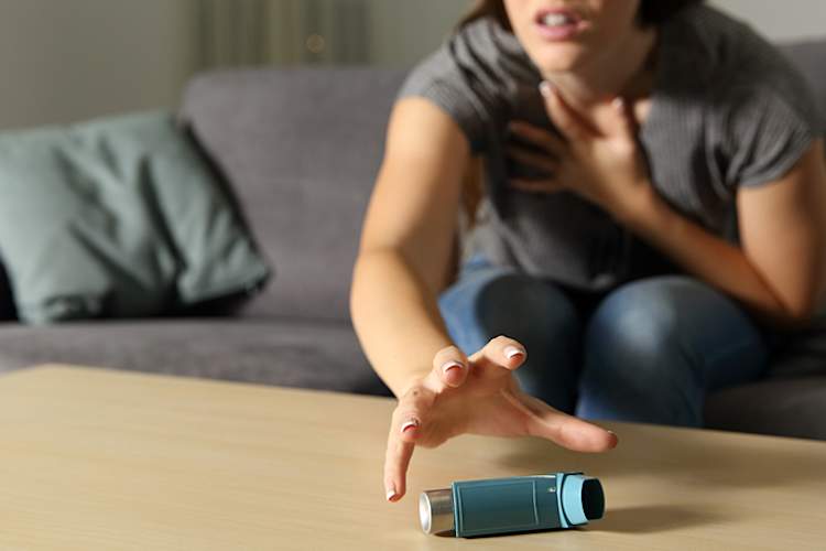 一个女人拿着一个吸入器。