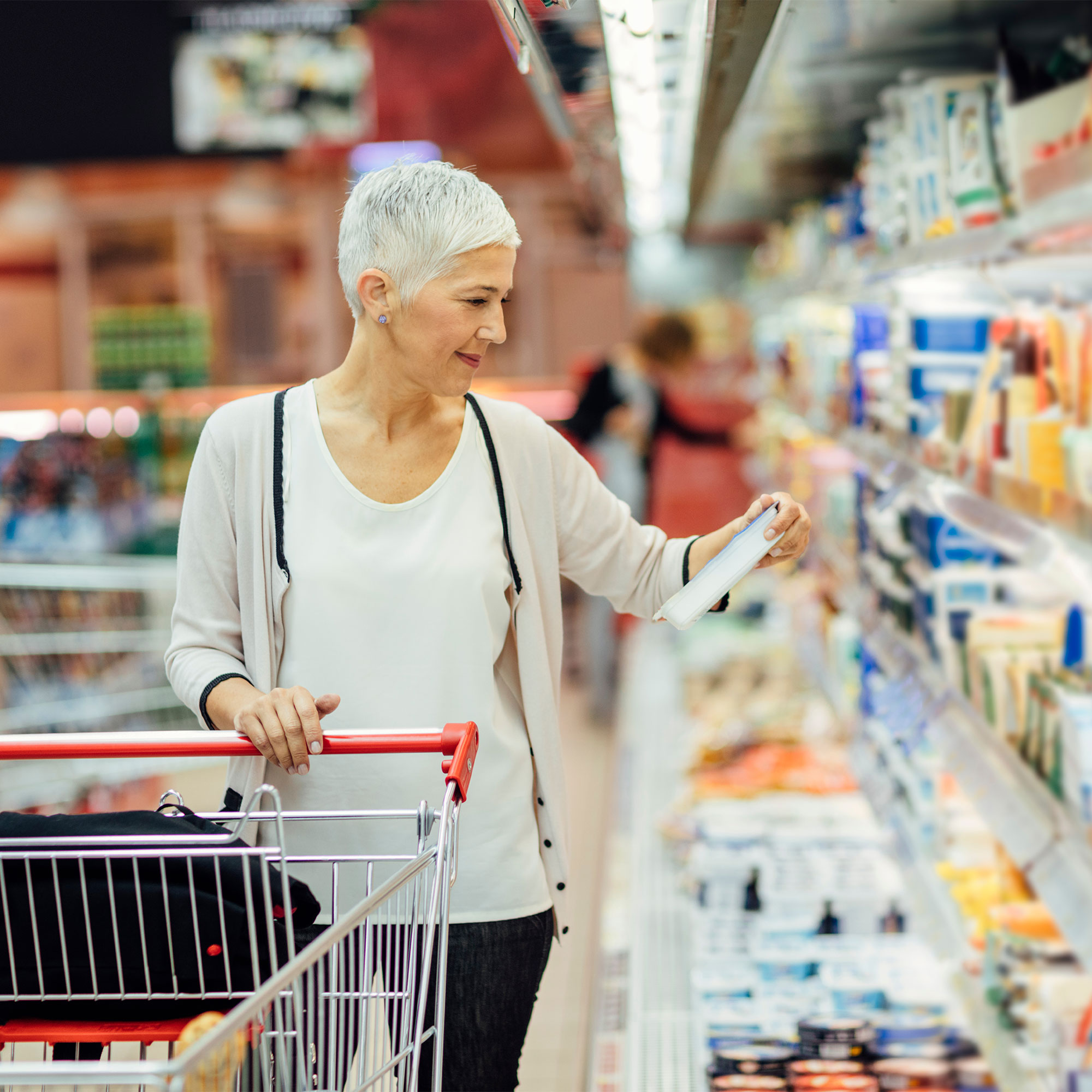 一个女人检查食品标签在一个杂货店