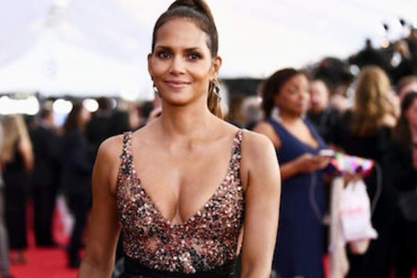 演员哈莉·贝瑞出席于2018年1月21日在美国加利福尼亚州洛杉矶的第24届演员工会奖在神殿礼堂。