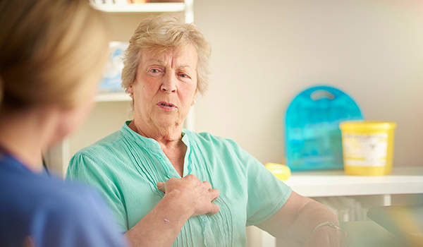 一位年长的女士正在和医生讨论胸痛。