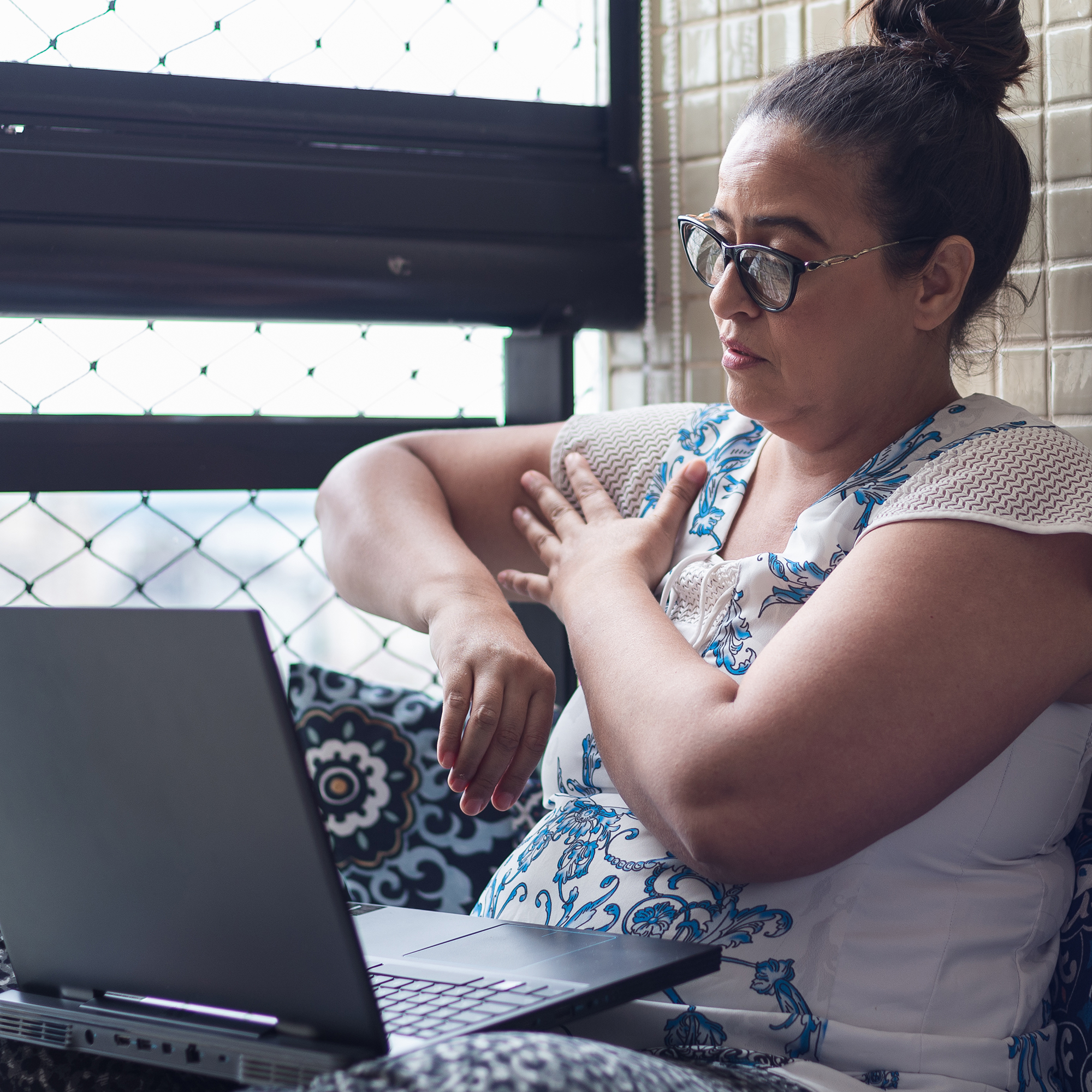 成熟女性描述在远程医疗访问时腋窝不适。