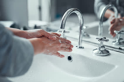 有人洗手，以降低感染的风险。