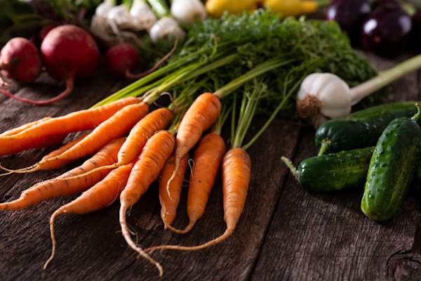 木头桌子上的蔬菜