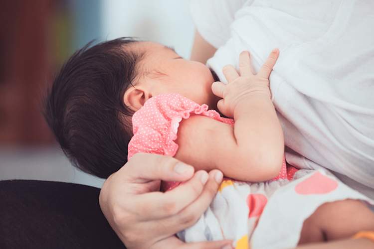 母亲哺乳女婴。