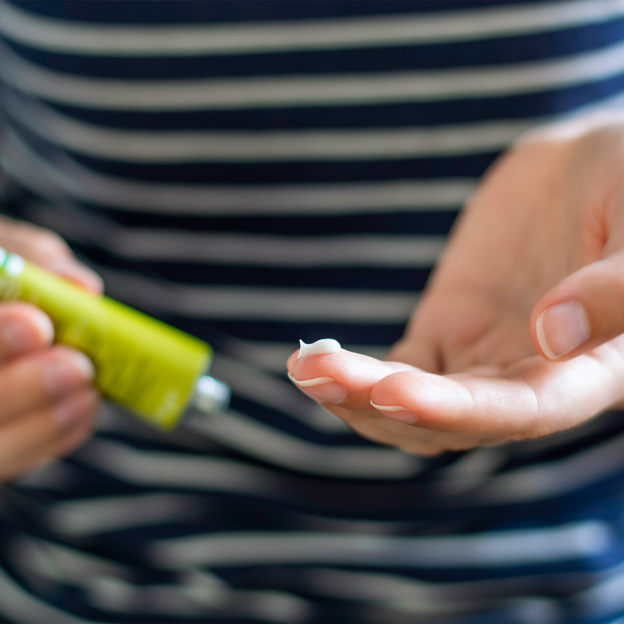 一个女人使用药膏的特写镜头