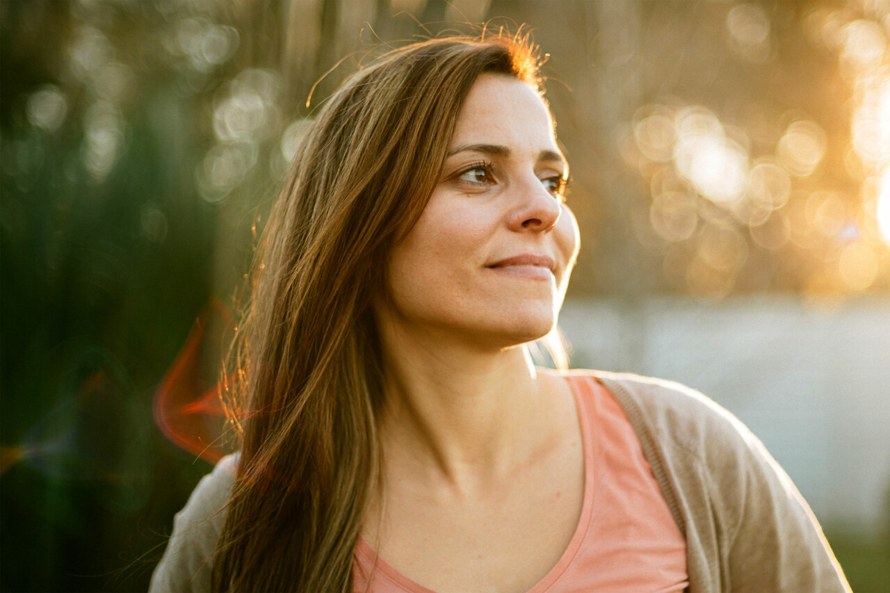 一位沉思的妇女望向远方