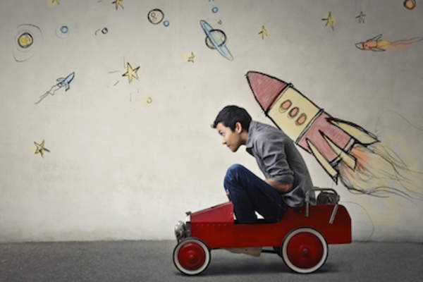 富有想象力的人在玩具车,与火箭绘制的墙壁上的空间。