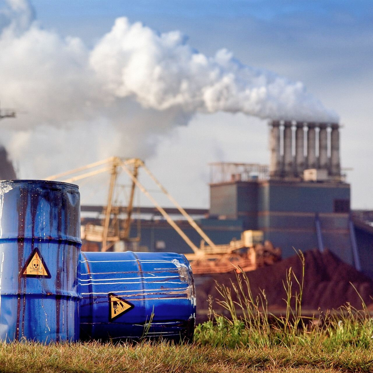 的化学废物桶躺在面前的一个工业工厂