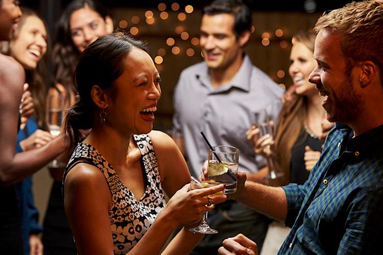 女人享受她的时间出来,在一次聚会上笑。