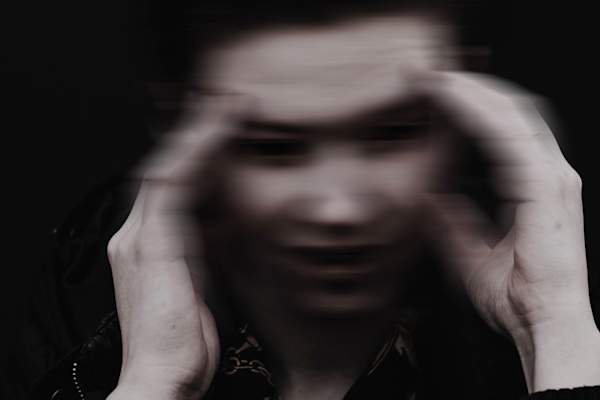 模糊的女人,头晕,感到恐惧