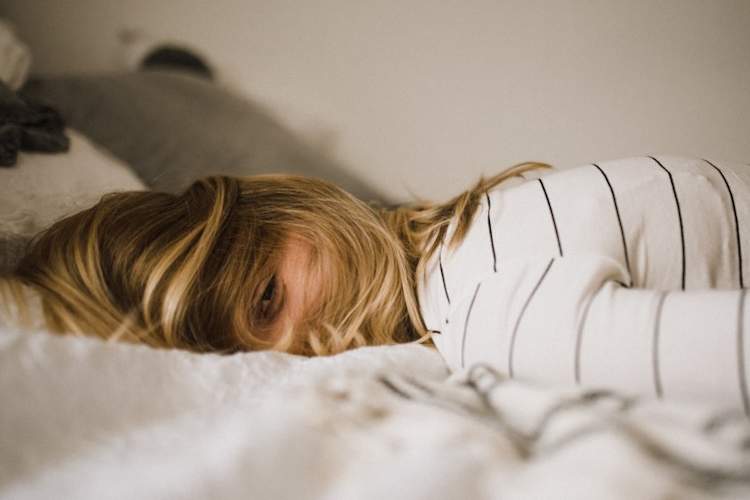 年轻女子与失眠