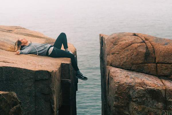 女人躺在悬崖上