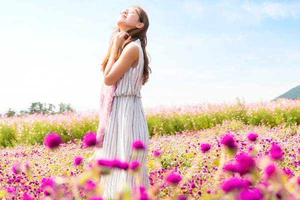 女人拥抱自己站在阳光下