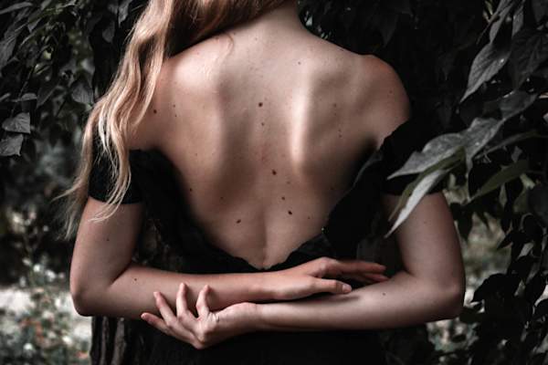 年轻女子在她的背上痣