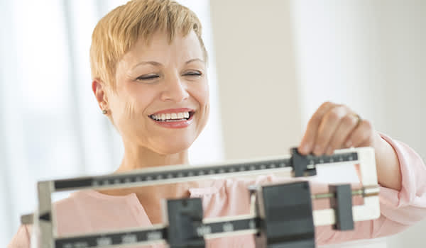 幸福女人的规模放映减肥。