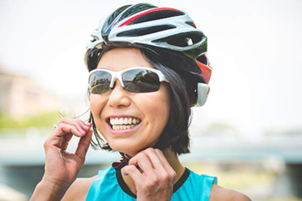 戴运动眼镜的女人。