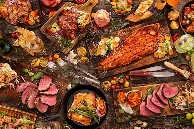 桌子上有各种各样的食物。