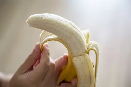 剥香蕉。