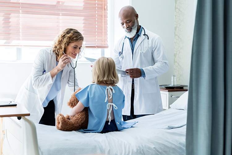 医生在医院检查孩子。