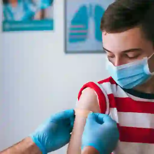一个男孩在接种疫苗