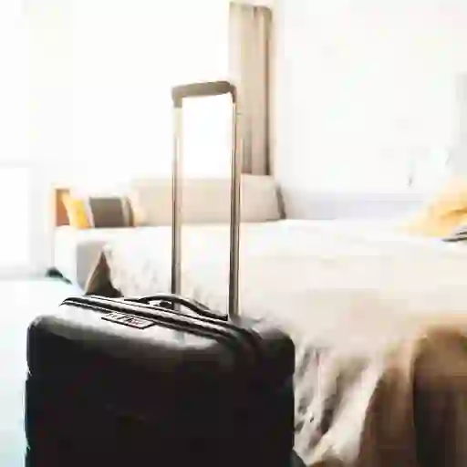 一张床旁的手提箱
