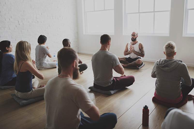 教练在冥想锻炼中领导思想课程