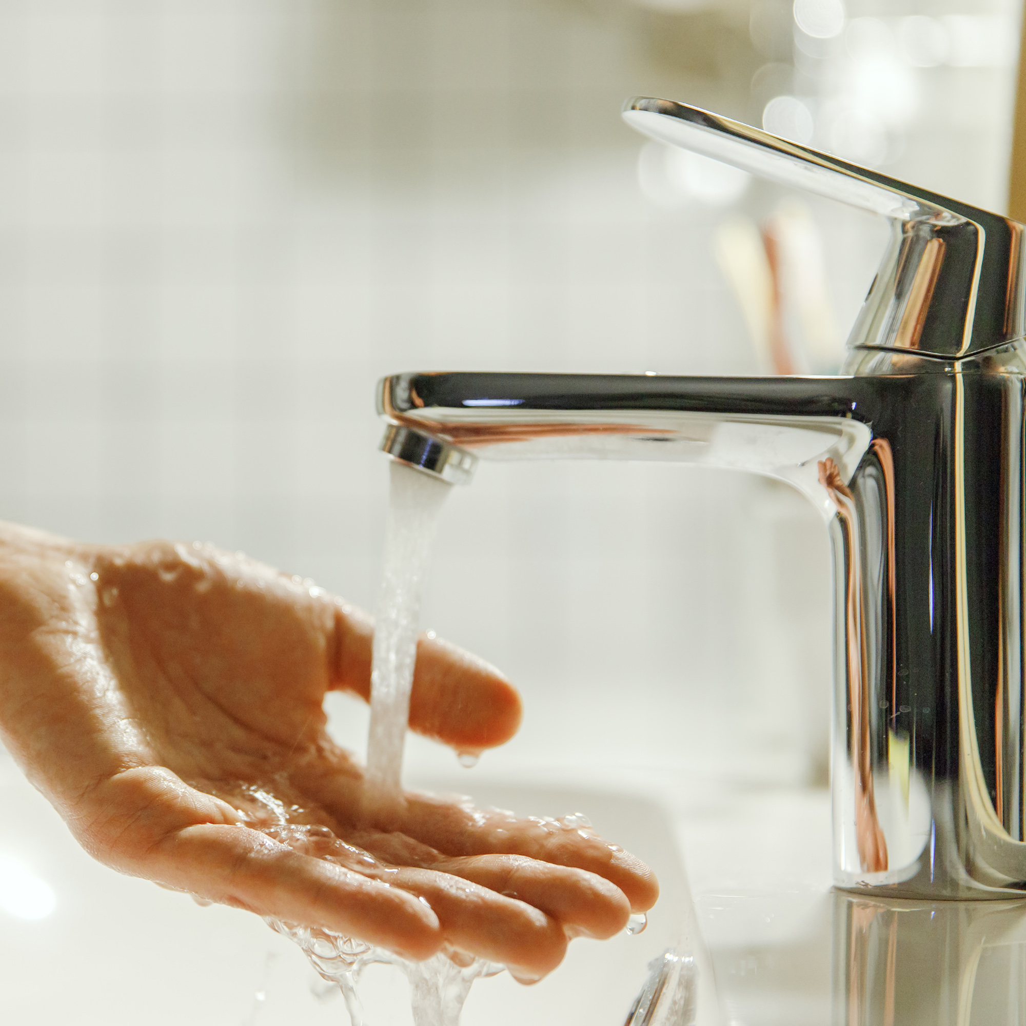 手指在流动自来水下的特写