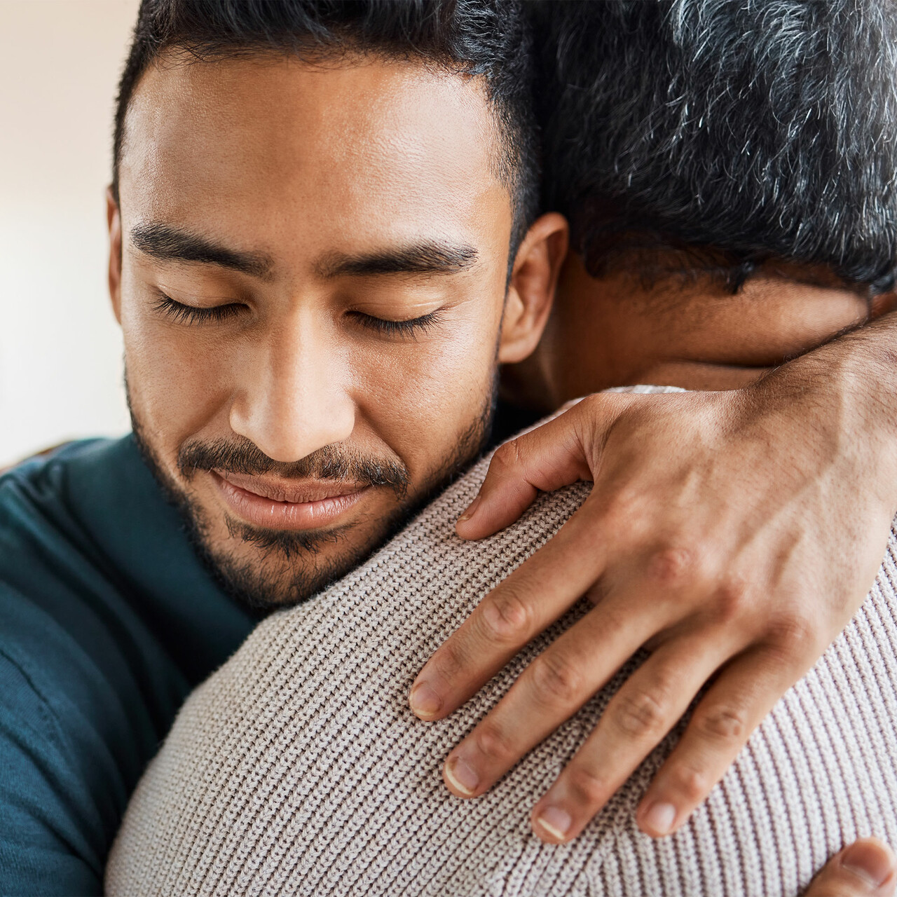 儿子拥抱着他的父亲