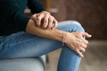 女人刮她的手臂